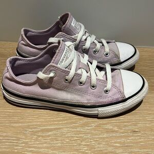 Converse chuck Taylor low top canvas light purple sneakers size youth 2